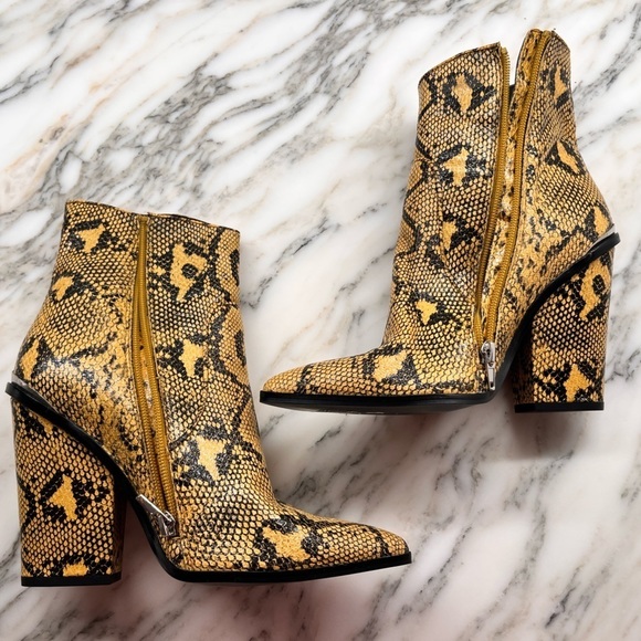 STEVE Madden Women's Rarely Western Leather Booties - Picture 5 of 11